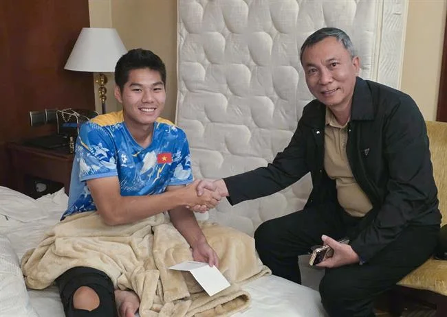 Người chơi đang nghiên cứu hướng dẫn cá cược bóng đá trên mv66